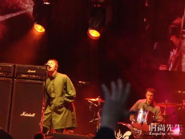 Liam Gallagher(左)在2009年的音乐会