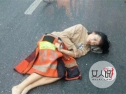 美女遇车祸走光 韩国女子被撞伤不慎走光露底裤上演泰囧