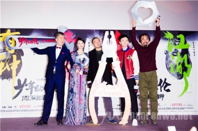 《少年》董子健变身老司机 发布会示范单手解内衣