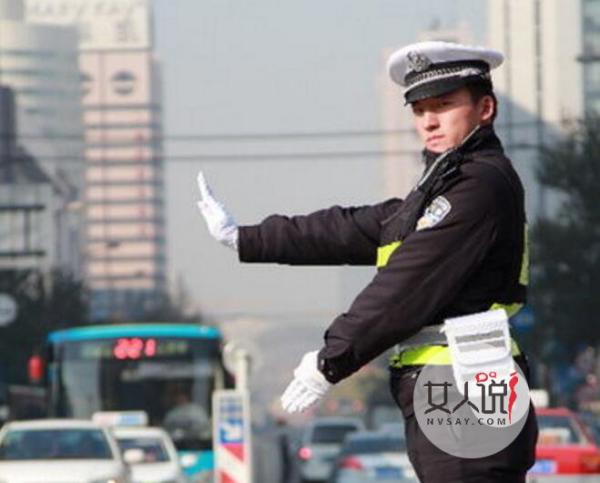 交警脱衣保护老人 暖心举动温暖了半个城！