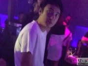 王思聪夜场忙交际众美环绕 左拥右抱带2美女开房