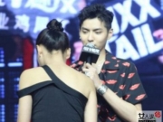 吴亦凡偷瞄礼仪小姐 网友调侃炮王本性不改当众紧盯巨乳