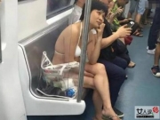 女子穿文胸内裤清凉乘地铁 被批不文明