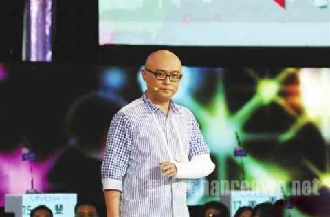 孟非跌落舞台致骨折