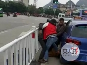 奔驰变道遭暴打 揭奔驰司机遭暴打险没命事件始末很震惊