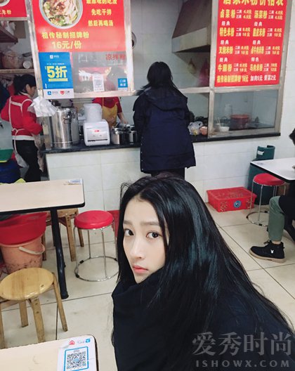 关晓彤吃路边摊