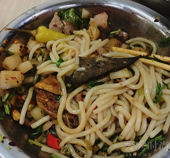 关晓彤吃路边摊晒美食