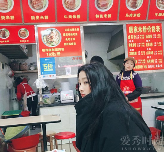 关晓彤略施粉脂