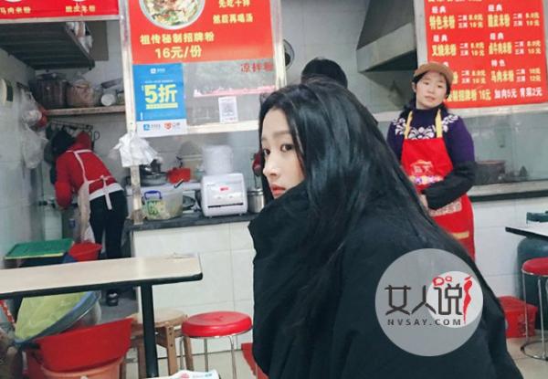 关晓彤吃路边摊 美美出镜原来她的吃相是这么美美哒