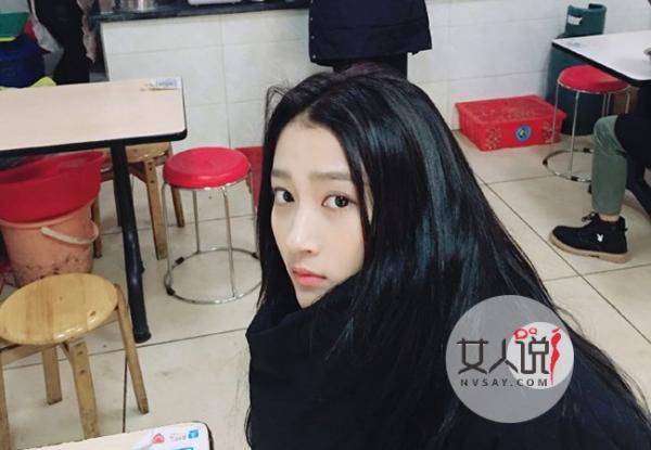 关晓彤吃路边摊 美美出镜原来她的吃相是这么美美哒