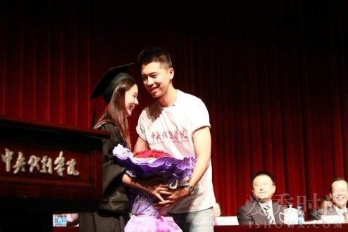 李小萌毕业典礼王雷甜蜜求婚