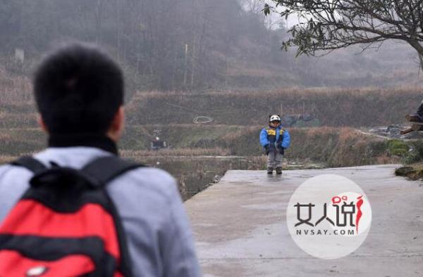 3岁儿子等父返家 留守儿童路口等候爸爸返乡过年