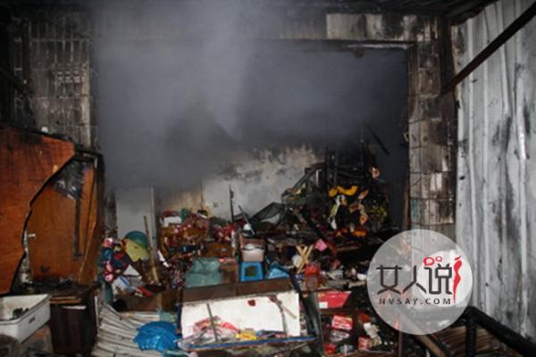 点烟花引燃爆竹店 醉酒男失手点烟花令门店一夜灰飞烟灭