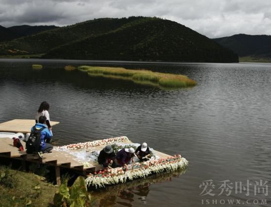 湖边祈福并放生