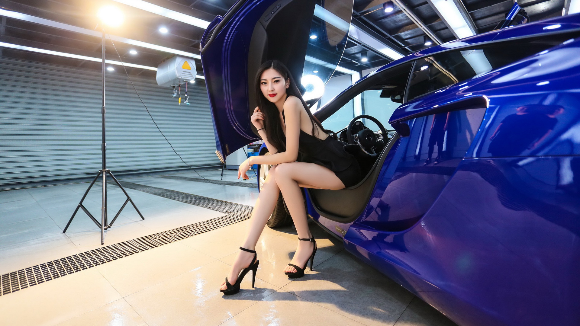 Азиатка на фоне машины