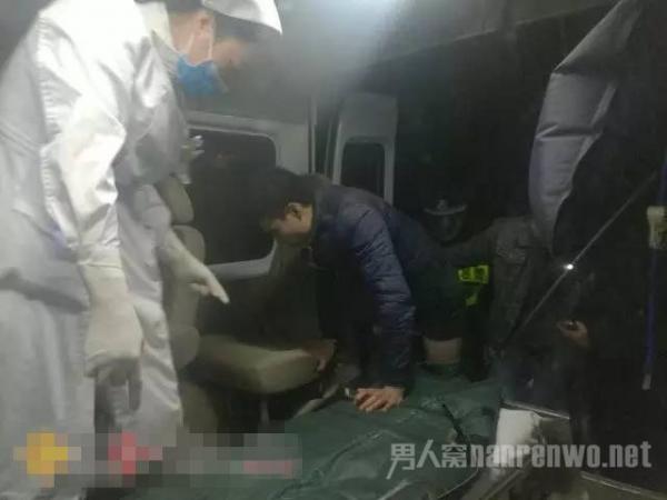 男子撞见妻子与人亲热 双方互叫帮手引发群殴