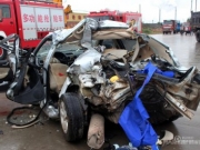 广西两车追尾导致三人死亡 货车司机肇事留下粉碎的小轿车