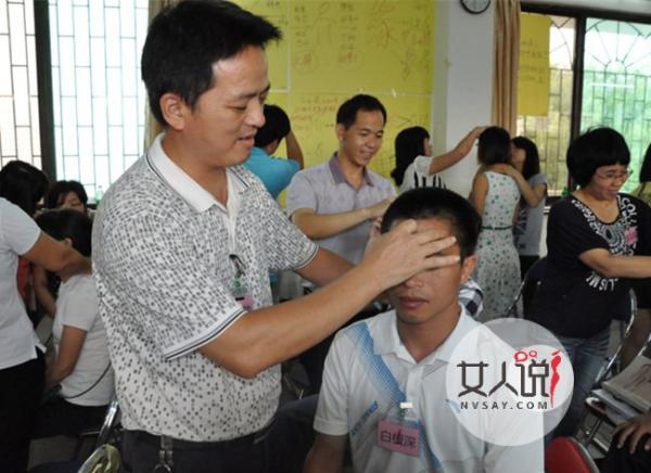 老师买车学生众筹 一日为师终生为父道德至高点疑似绑架