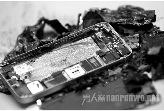  iPhone 6Plus充电时发生爆炸