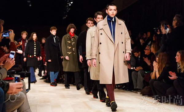 吴亦凡为Burberry献出模特首秀