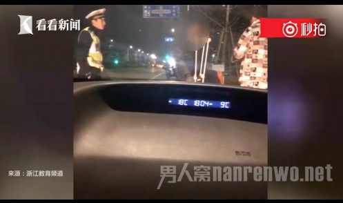 民警下班穿睡衣接妻子路上