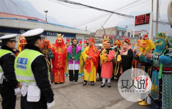 车上坐一群妖怪 交警一脸震惊场面壮观上演西游记传