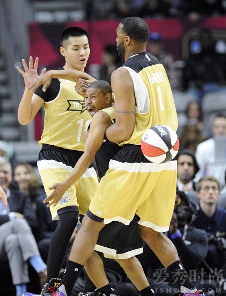 吴亦凡NBA名人赛身体对抗