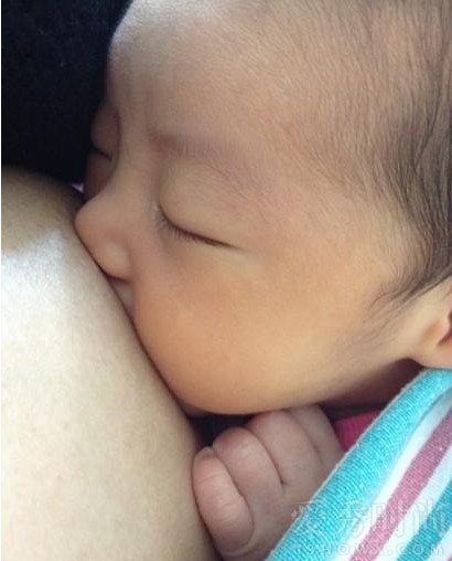 林嘉绮哺乳照