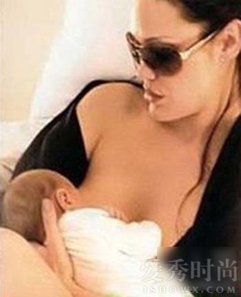 安吉丽娜·朱莉哺乳照