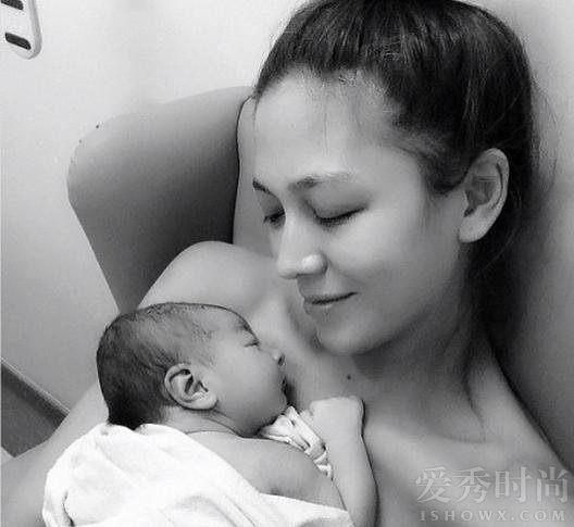 Cara G吉赛尔·邦辰当众脱衣哺乳
