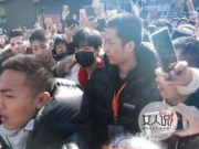 王俊凯现身艺考现场 现场粉丝多如春运拥堵无比