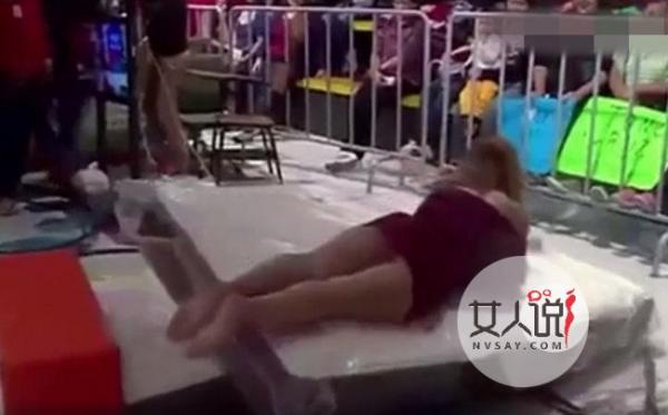 女主持穿超短裙走光 疑靠走光上位遭观众怒批恬不知耻