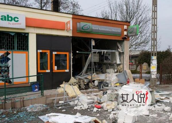 小偷炸取款机偷钱 场面混乱不堪现金下落不明