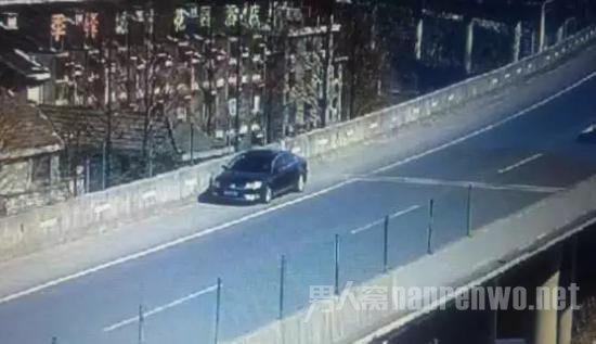 司机恐高吓晕在高架桥求助交警