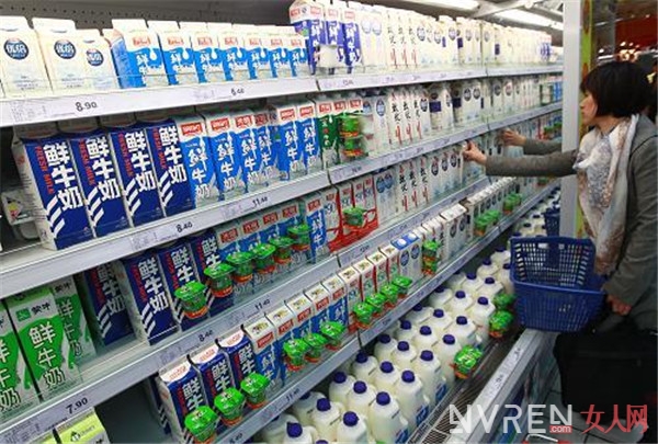 超市那么多种牛奶 到底哪一款比较有营养而且实惠呢