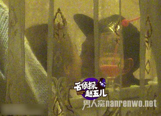杨紫秦俊杰当众对嘴亲吻