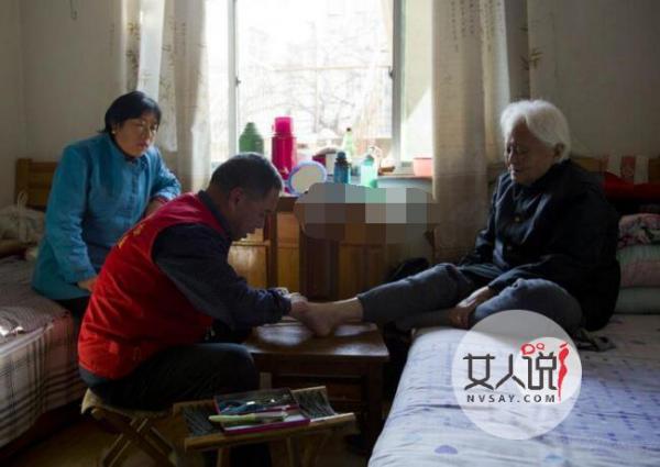 退休教师义务修脚 连续7年风雨不改为老人修脚不怕脏累苦