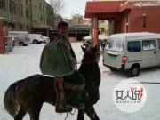 快递员骑马送包裹 雪中送包裹敬业精神值得学习令人震惊