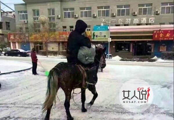 快递员骑马送包裹 雪中送包裹敬业精神值得学习令人震惊