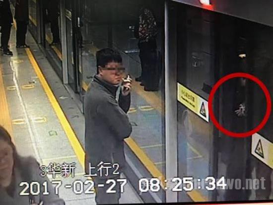 男童的手指被夹的瞬间