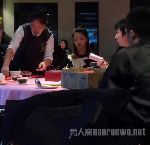 王思聪和女友吃饭