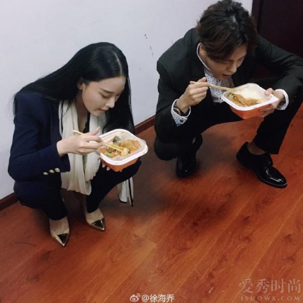  张馨予蹲地吃盒饭引热议