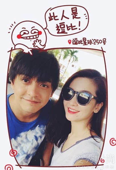 李晟微博晒照庆祝公开恋情一周年