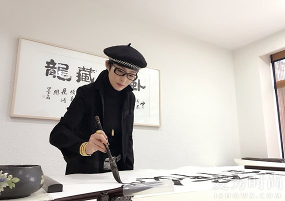 张敏练习书法