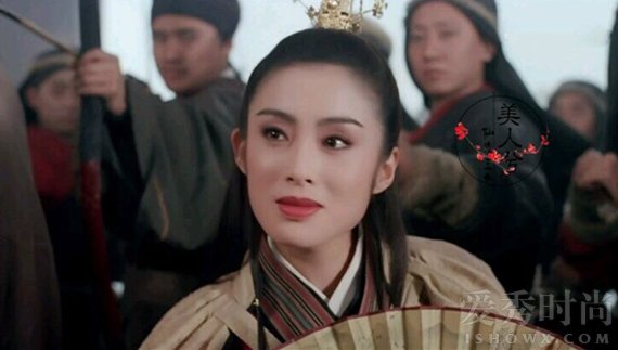 张敏英气扮相