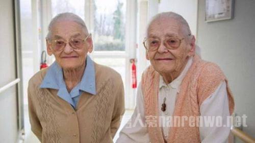 双胞胎老人