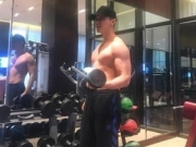 李晨健身 大秀倒三角身材胸肌腹肌健硕超有料
