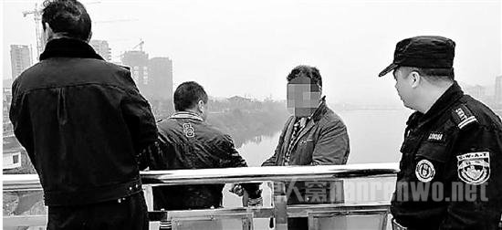 男子绑手吵闹