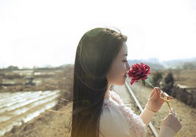 女生暗恋一个人的表现，谁的浮生乱了谁的流年