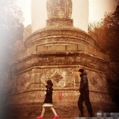 李亚鹏新年携女登大觉寺